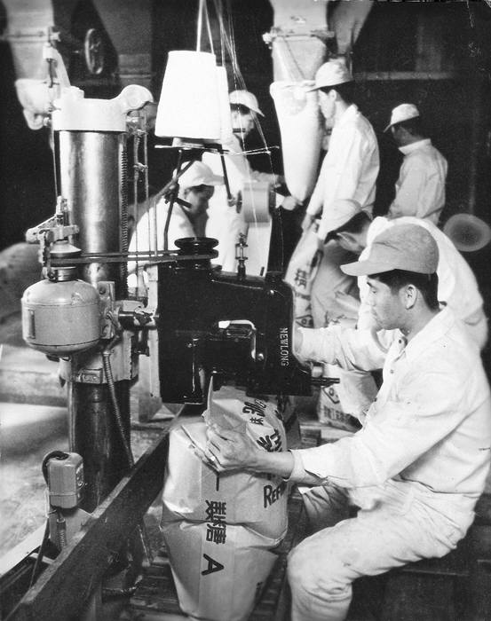 1950년대 설탕 제품 제작 작업 모습. 사진=CJ제일제당 제공