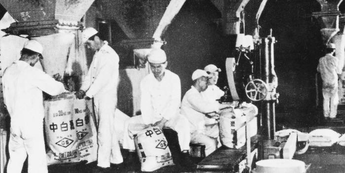 1950년대 설탕 포장 작업 모습. 사진=CJ제일제당 제공