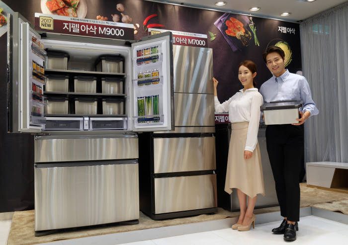 LG전자는 유산균 숙성에, 삼성전자는 정온유지에 집중한 김치냉장고 신제품을 공개했다.
