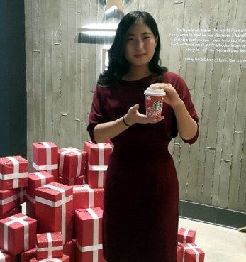 한국인 주부 권은주씨가 디자인한 레드 컵을 들고 있다. 권씨가 디자인한 레드 컵은 최종 13개 작품 중 하나로 선정되어 전 세계 2만3000여 매장에서 사용된다. 사진=스타벅스커피 코리아 제공