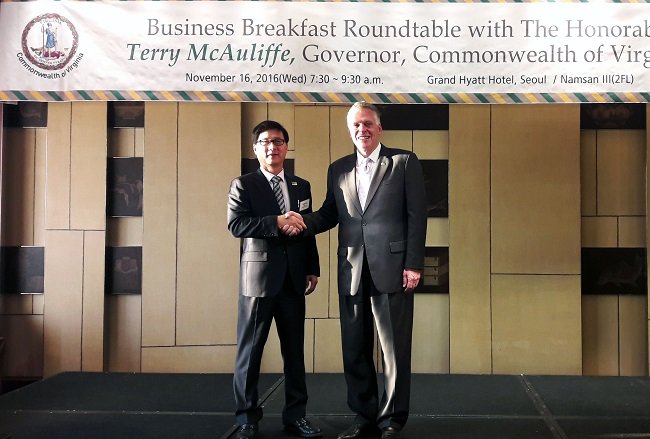 한국조지메이슨대학교(총장 스티븐 리(좌측))는 16일 미국 버지니아 주지사 테리 맥컬리프(우측)가 참석하는 비즈니스 조찬 모임을 개최했다. 
