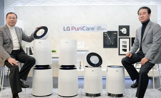 LG전자가 17일 서울 영등포구 여의대로 LG트윈타워에서 LG전자 대표이사 H&A사업본부장 조성진 사장(왼쪽), 한국영업본부장 최상규 사장(오른쪽)이 대용량, 고성능의 퓨리케어 360도 공기청정기를 소개하고 있다.