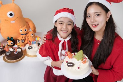 티켓몬스터가 크리스마스와 연말 시즌을 맞아 신세계푸드와 국내 전자상거래 업체 최초로 기업 캐릭터가 활용된 케이크 2종을 출시했다. 사진=티켓몬스터 제공