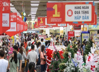 오는 12월 7일까지 이마트 베트남 1호점 고밥점 오픈 1주년 기념 행사가 펼쳐지는 가운데 26일 토요일 오후 매장이 쇼핑을 하기 위해 방문한 고객들로 붐비고 있다. 사진=이마트 제공