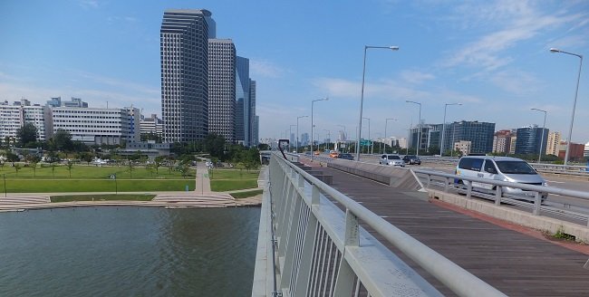 서울의 맨해튼인 여의도를 연결하는 첫 번째 다리 마포대교
