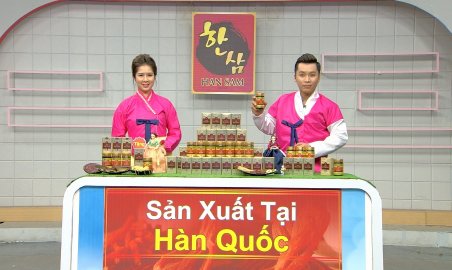 베트남 SCJ의 ‘한국 상품 골든존’ 프로그램에서 쇼호스트들이 한복을 입고 ‘한국 홍삼’을 판매하고 있다. 사진=CJ오쇼핑 제공