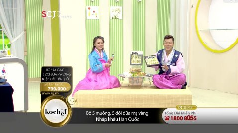 베트남 SCJ의 쇼호스트들이 한복을 입고 ‘한국 금수저 세트’를 판매하는 화면 왼쪽에 ‘태극기’가 놓여있다. 사진=CJ오쇼핑 제공
