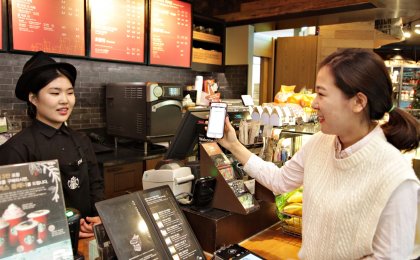 스타벅스커피 코리아가 커피전문점 업계최초로 전자영수증 서비스를 도입해 친환경 소비활동에 박차를 가하고 있다. 사진=스타벅스커피 코리아 제공