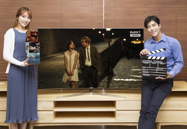 삼성전자 모델들이 장르별 영화 채널과 웹 드라마 채널이 추가된 삼성 'TV 플러스'를 소개하고 있다.