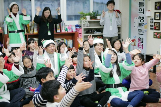 22일 광주 ‘삼성 그린시티’임직원들이 예뜰지역아동센터를 찾아가 아이들과 함께 크리스마스 트리를 만들고 있다.