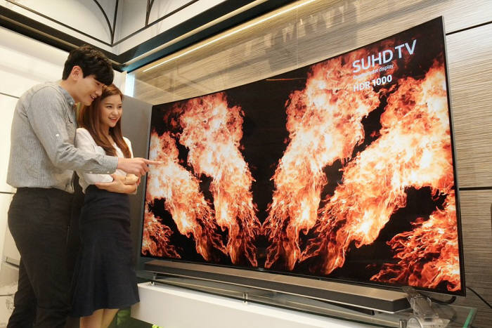 삼성전자가 초대형 SUHD TV인 KS9800을 소개하고 있다.