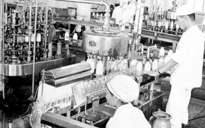 1960년대 병 우유 생산 모습. 사진=서울우유협동조합 제공
