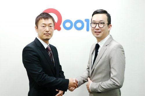 Qoo10 김관태 상무(사진 왼쪽)와 우먼스톡 김강일 대표가 MOU를 체결하고 기념 촬영을 하고 있다. 사진=Qoo10 제공