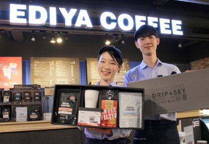커피브랜드 '이디야커피'가 설을 앞두고 ‘2017 드립커피 선물세트’를 출시했다. 사진=이디야커피 제공