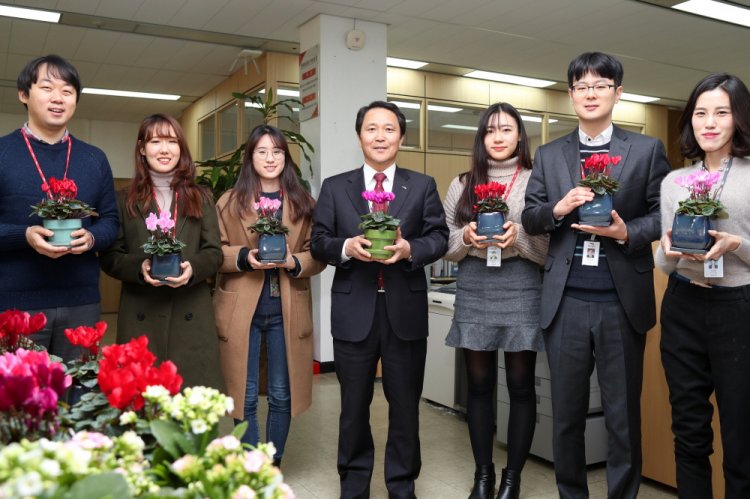 화훼농가 지원을 위한 꽃 소비 행사에서 이양호 한국마사회장(가운데)과 임직원이 포즈를 취했다.