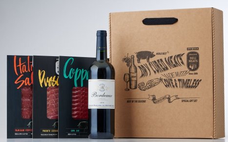 롯데마트가 설 명절을 맞아 오는 1월 28일까지 매장에서 판매하는 와인을 골라 선물세트를 구성하는 ‘와인 DIY 선물세트’를 판매한다. 보르도와인 콜라보 선물세트. 사진=롯데마트 제공