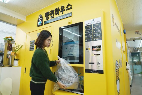 세븐일레븐은 언제나 간편하게 이용할 수 있는 세탁서비스를 '산천점(서울 용산구 산천동)'에서 시범 운영을 시작했다고 밝혔다. 사진=세븐일레븐 제공