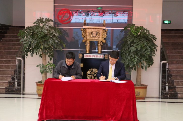 드러이붜 왕더룬 회장(왼쪽)과 유림티에스 김진수 대표가 전기배터리 공급 계약서에 사인하고 있다.