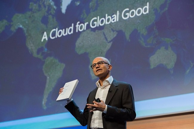 MS의 CEO 사티아 나델라가 ‘클라우드 포 굿(Cloud for Good)’ 지원 프로그램을 설명하고 있다.