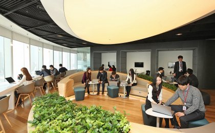 스마트 오피스에는 자유로운 휴식과 업무를 병행할 수 있는 카페 형식의 라운지가 있어 직원들은 자율근무를 바탕으로 시간과 공간의 제약을 넘어 수평적인 커뮤니케이션을 할 수 있다. 사진=롯데물산 제공