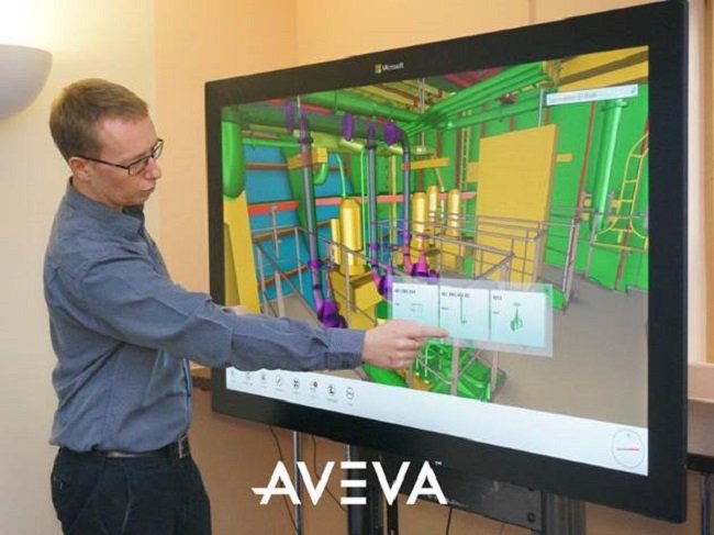 AVEVA ENGAGE를 활용하여 터치스크린 디스플레이로 작업장의 세밀한 부분까지 확인하는 모습