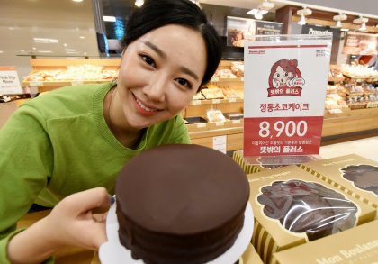 홈플러스 서울 강서점에서 모델이 정통초코케이크를 선보이고 있다. 사진=홈플러스 제공
