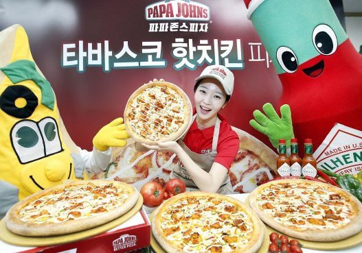 피자 브랜드 ‘한국파파존스’가 2017년 첫 신메뉴인 ‘타바스코 핫치킨 피자’를 출시했다. 사진=한국파파존스 제공