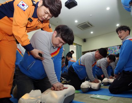 지난 13일 서울시 은평구 진관동 은평소방서 시민안전체험관에서 CJ대한통운 택배기사들이 심폐소생술을 배우고 있다. 사진=CJ대한통운 제공