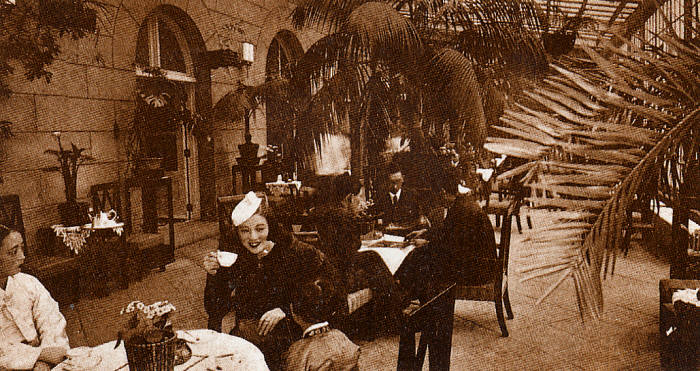 1936년 당대 최고의 인기를 누렸던 무용가 최승희씨가 조선호텔 커피를 마시는 모습. 사진=웨스틴조선호텔 제공