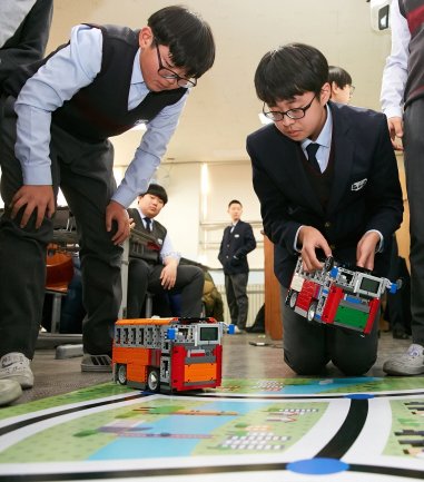 LG CNS가 올해 4월 '코딩 지니어스' 코딩 교육을 본격 실시한다. 사진은 지난해 용산중학교에서 레고 EV3를 활용한 코딩 실습 파일럿 테스트를 진행하는 장면.