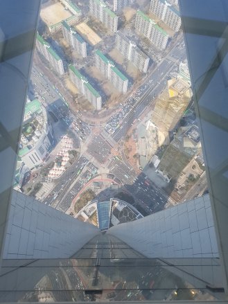 롯데월드타워 121층 전망대에서 설치된 투명 발판을 통해 내려다본 서울 잠실일대 모습. '천길 낭떨어지'라는 말이 실감났다. 사진=정영일 기자