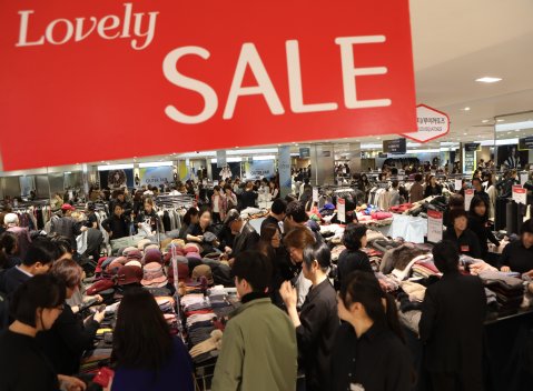 롯데백화점은 오는 4월 16일까지 총 750여개 브랜드가 참여하는 정기 세일을 펼치고 있다. 사진=롯데백화점 제공