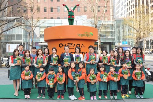 신세계면세점은 초록우산어린이재단에서 진행하는 무연고아동 지원 캠페인 ‘세상이 품다’ 1주년 기념 꽃 화분 심기 행사에 참여했다고 밝혔다. 사진=신세계면세점 제공