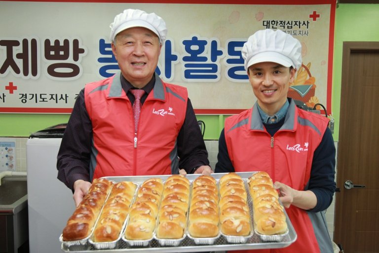 제빵봉사에 참여하고 있는 김학신 렛츠런재단 사무총장(왼쪽)과 문세영 기수.