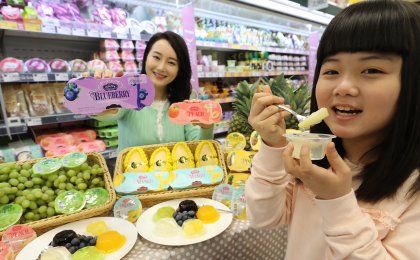서울 한강로 이마트 용산점에서 모델들이 과일 고유의 맛과 젤리 특유의 탱글한 식감을 살린 피코크 젤리를 선보이고 있다. 사진=이마트 제공