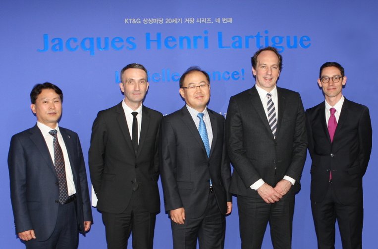 '라 벨 프랑스' 사진전에 참석한 파비앙 페논 주한 프랑스 대사(오른쪽에서 두 번째), 앙토니 소뮈조 프랑스 문화원장(왼쪽에서 두 번째), 이상학 KT&G 지속경영본부장(가운데)이 기념 촬영을 하고 있다. 