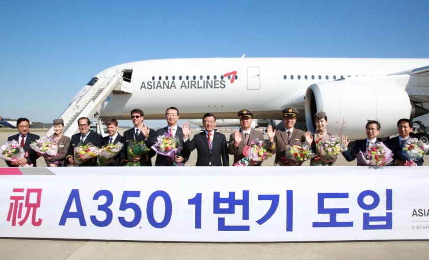 아시아나항공은 26일 인천국제공항 주기장에서 ‘A350 1호기’ 도입 기념행사를 진행했다. 금호아시아나그룹 박삼구 회장(오른쪽 여섯번째)과 아시아나항공 김수천 사장(오른쪽 일곱번째)이 임직원들과 함께 도입 항공기 앞에서 기념촬영을 하고 있다.