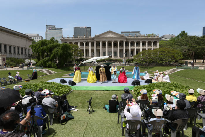 서울 시내 각 궁궐의 장소와 역사적 배경을 기반으로 궁중문화가 재해석되는 '궁중문화축전'이 오는 28일부터 5월 7일까지 열린다.