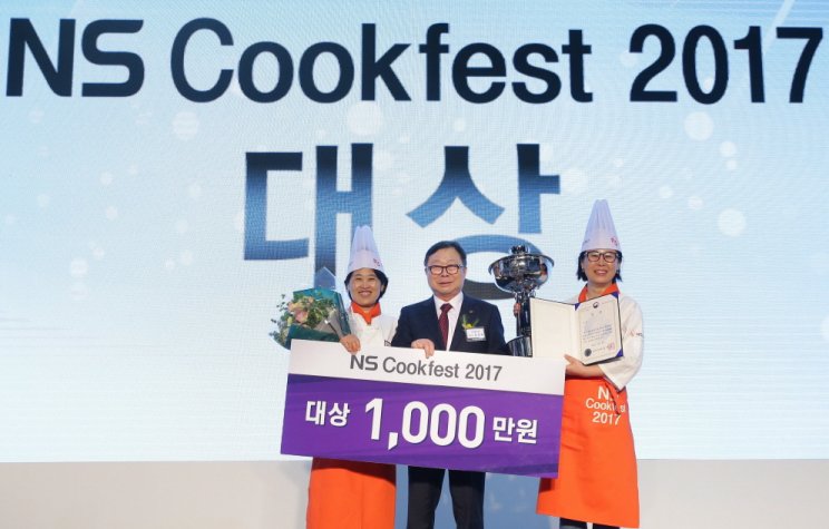올해 열린 'NS Cookfest 2017'에서 김영란(왼쪽)-김란 팀이 대상을 수상하며 NS홈쇼핑 도상철 대표이사와 함께 포즈를 취하고 있다.