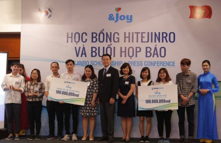 지난 5일 베트남 하노이의 한 호텔에서 하이트진로 김인규 사장(가운데)과 베트남 하노이대학교와 하노이외국어대학교 장학생들이 기념 촬영을 하고있다. 사진=하이트진로 제공