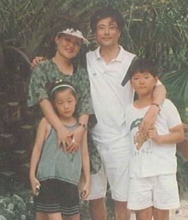부산변호사 시절(1995~2003년) 가족 모습. 사진=더불어민주당 홈페이지 캡처