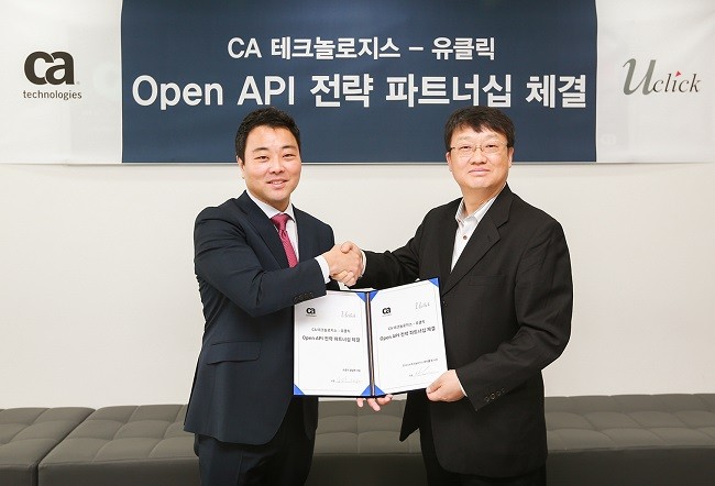 한국 CA 테크놀로지스 마이클 최 사장(왼쪽)과 유클릭 엄남한 대표가 오픈 API 관련 전략 파트너십을 체결했다.