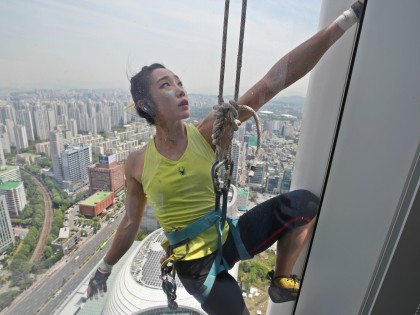 ‘암벽여제’로 불리는 김자인(28, 스파이더코리아) 선수가 123층 555m 롯데월드타워를 맨손으로 오르는데 성공했다. 사진=롯데물산 제공