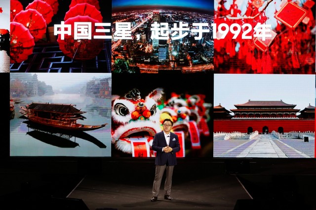 고동진 삼성전자 무선사업부 사장이 중국 베이징에서 열린 제품 발표회에서 갤럭시S8·갤럭시S8+를 소개하고 있다. 사진=삼성전자 제공