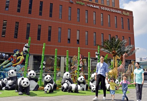 서울역 인근에 위치한 서울스퀘어가 오는 6월 18일까지 건물 내외부에 대형 동물 모형을 전시하는 ‘사파리 월드 이벤트’를 벌인다. 사진=서울스퀘어 제공