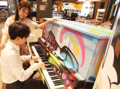서울 잠실 롯데월드몰에 누구나 피아노 버스킹의 연주자가 될 수 있는 고객 참여형 ‘아트 피아노’ 2대를 설치됐다. 사진=롯데자산개발 제공