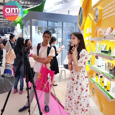 화장품 제조 업체 ‘아미코스메틱’이 지난 5월 23일부터 25일까지 중국 상하이에서 개최된 ‘2017 차이나 뷰티 엑스포(China Beauty Expo 2017)’ 현장 라이브 방송이 총 누적 조회 수 1515만1000건을 달성했다고 최근 밝혔다. 사진=아미코스메틱 제공