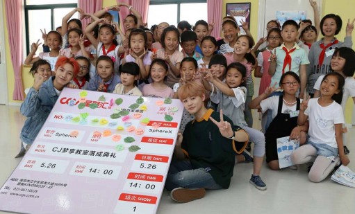 지난 23일부터 중국 난징에서 열린 CJ꿈키움교실 행사에 참석한 어린이들이 아이돌그룹 NCT DREAM의 멤버 런쥔, 천러와 함께 '미래의 별 영화티켓 만들기'를 하며 즐거운 시간을 보내고 있다. 사진=CJ그룹 제공