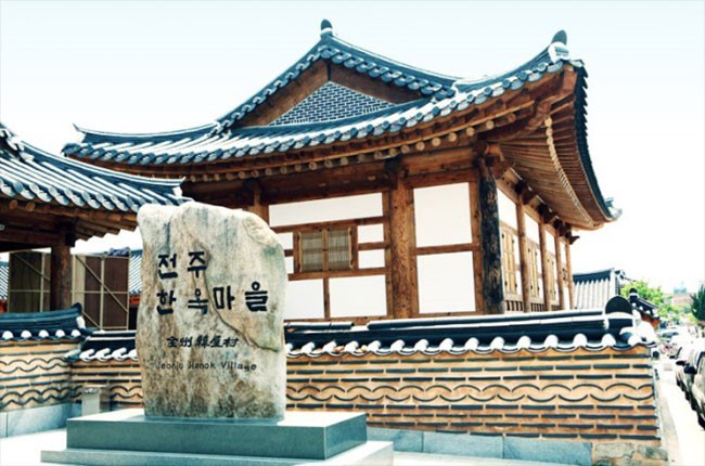 아름다운 한국미를 보여주는 전주한옥마을 진입부 (자료출처 한국관관공사 홍보사이트)