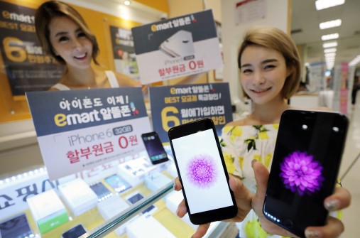 서울 성동구 이마트 성수점 알뜰폰 매장에서 모델들이 새로 출시된 아이폰을 선보이고 있다. 사진=이마트 제공